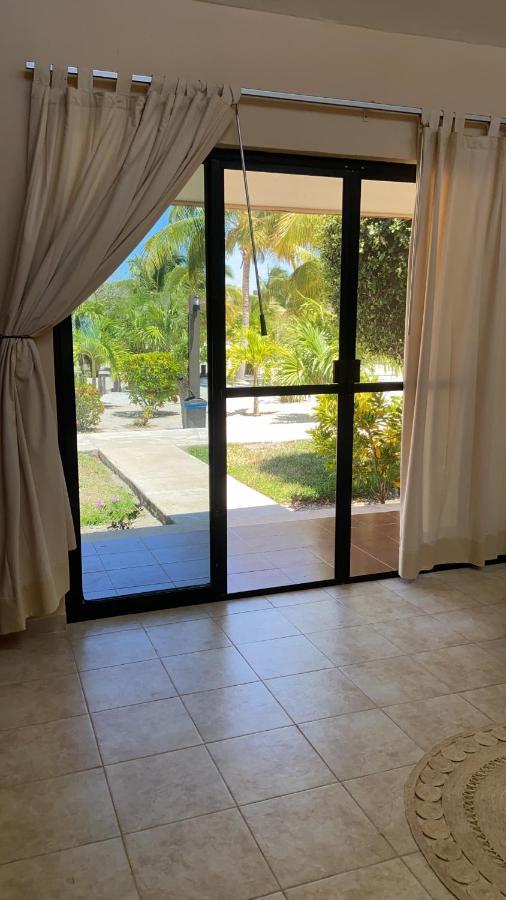 Beachfront Apartment With Swimming Pool. One Bedroom Celestun Bagian luar foto