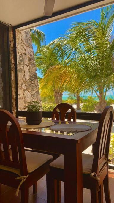 Beachfront Apartment With Swimming Pool. One Bedroom Celestun Bagian luar foto